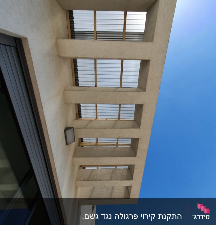 מבנה עץ עם קורות ותקרה שקופה